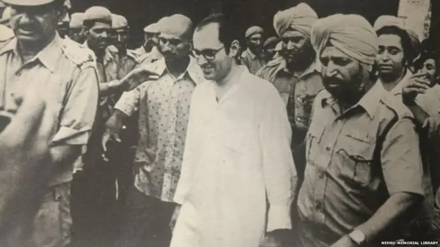 ਸੰਜੇ ਗਾਂਧੀ ਨਾਲ ਕੰਮ ਕਰਨ ਵਾਲਿਆਂ ਦੀ ਇੰਨੀ ਹਿੰਮਤ ਨਹੀਂ ਹੁੰਦੀ ਸੀ ਕਿ ਉਹ ਸੰਜੇ ਗਾਂਧੀ ਨੂੰ ਕਹਿ ਸਕਣ ਕਿ ਉਹ ਗਲਤ ਕਰ ਰਹੇ ਹਨ