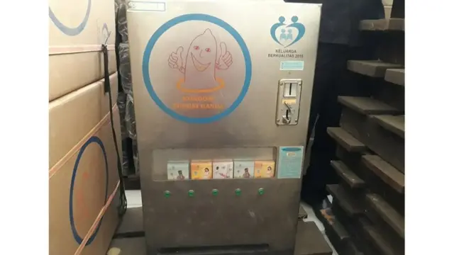 ATM Kondom, teronggok hingga berdebu di sudut gudang BKKBN Jabar.
