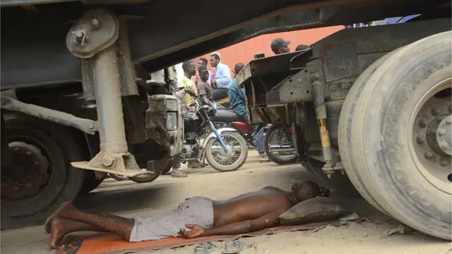 ሪጋ ነዊሕዎ ኣብ ትሕቲ መኪንኡ ዝደቀሰ መራሒ መኪና