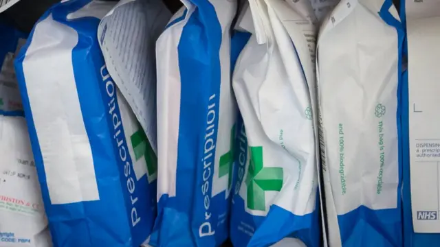 Бумажные пакеты с рецептами и декарствами в аптеке