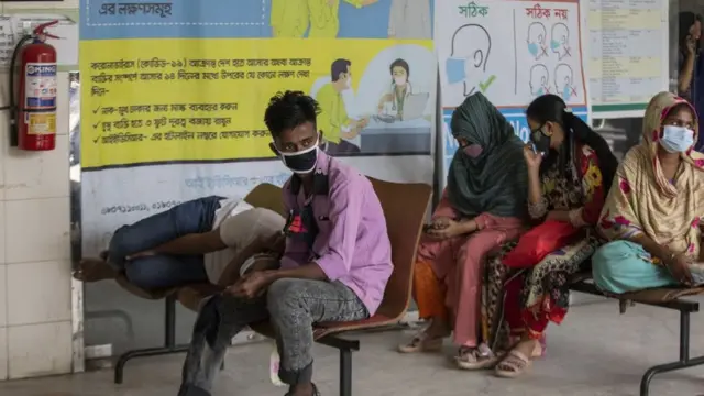 কোভিড-১৯ রোগী ভর্তির অপেক্ষায় স্বজনেরা