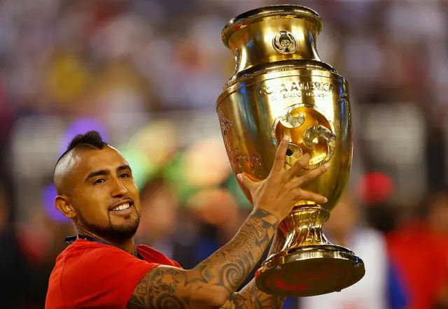 Vidal levantando la Copa América en 2016.