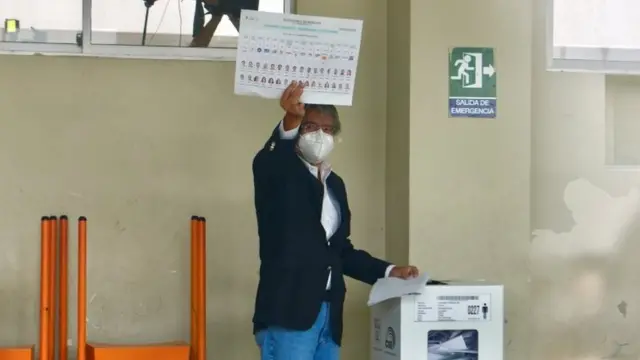 Guillermo Lasso votando