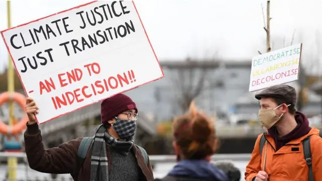 রাজনৈতিক অঙ্গীকারের দাবিতে গ্লাসগোতে সম্মেলনস্থলের বাইরে ইতিমধ্যেই ছোটখাটো বিক্ষোভ শুরু করেছেন পরিবেশ আন্দোলনকারীরা