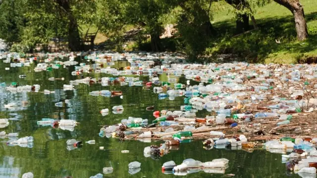 تلوث المجاري المائية بزجاجات البلاستيك