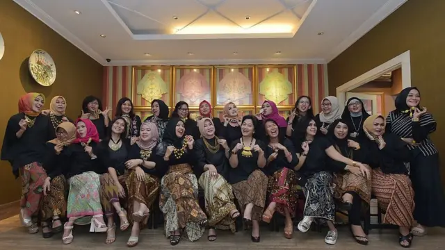 Kelompok arisan di Jakarta mengenakan berbagai koleksi kain batik mereka.