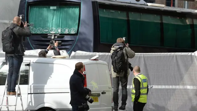 Фоторепортеры у автобуса