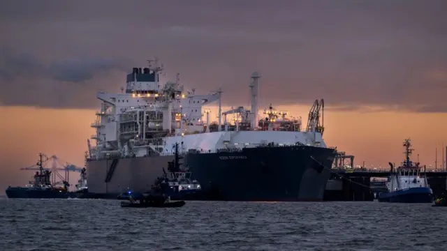 Европа Иттифоқи Россия газига муқобил изламоқда. Германиядаги суюлтирилган газни қабул қиладиган сузувчи терминал