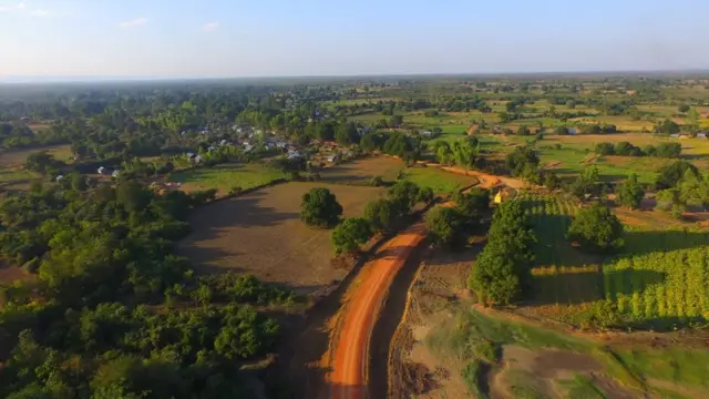 ရေပုတ်ကြီးရွာ အဝင်လမ်း