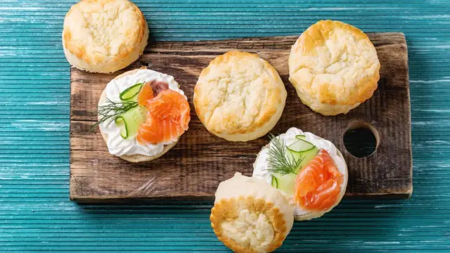 Сырные плюшки с копченым лососем