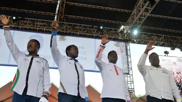 Kampeni za mwisho akiwa na mgombea mwenza wa Kalonzo Musyoka(kushoto), na wanachama wa NASA Musalia Mudavadi (Kulia mwisho) na Moses Wetangula(kushoto mwisho)