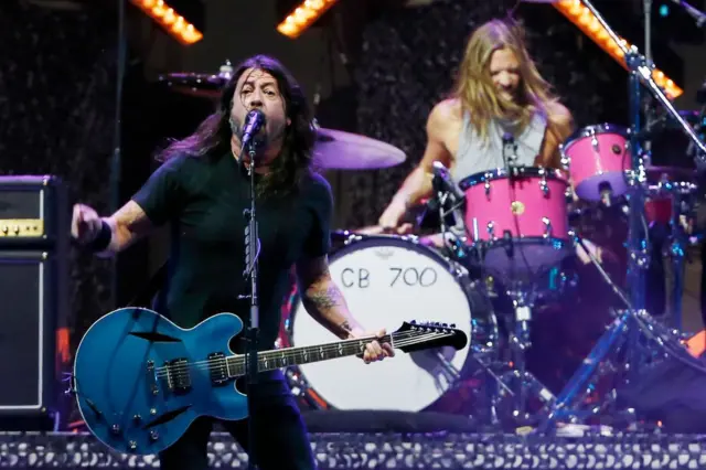 Dave Grohl y Taylor Hawkins durante el primer día de Lollapalooza Chile 2022, en el Parque Bicentenario Cerrillos el 18 de marzo.