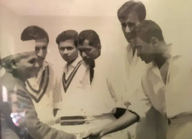 कप्तान पटौदी टीम के साथी खिलाड़ियों को लाल बहादुर शास्त्री से मिलवा रहे हैं