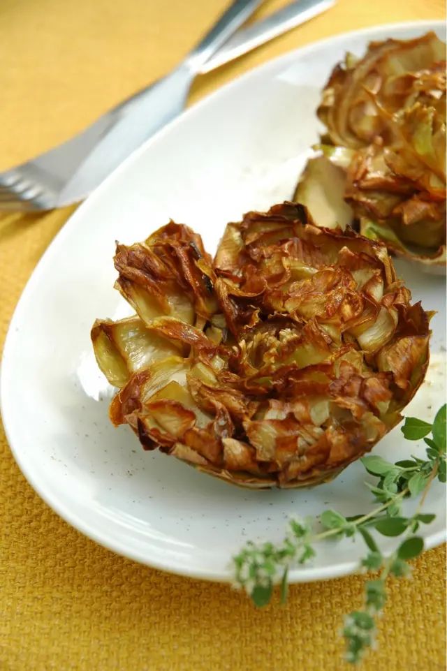 油炸大洋蓟或曰犹太风味洋蓟，是最典型的罗马犹太人菜肴。