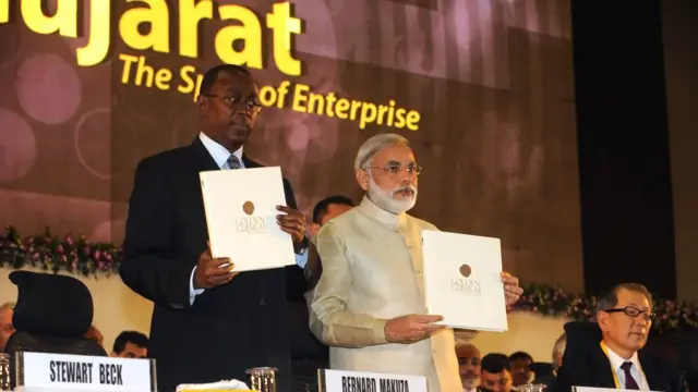 પુસ્તકનું વિમોચન કરી રહેલા ભારતીય વડાપ્રધાન નરેન્દ્ર મોદી