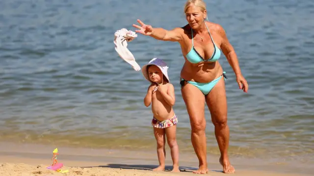 مادربزرگ و نوه در دریا