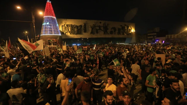 أنصار مقتدى الصدر يحتفلون بتصدر التيار النتائج الأولية للانتخابات التشريعية 2021