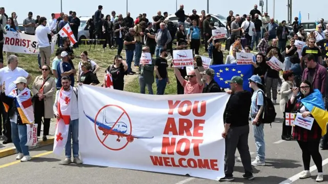 Протестувальники зустріли перший рейс з Москви транспарантами зі словами "Тут вам не раді"