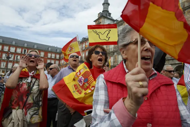ชาวสเปนบางกลุ่มออกมาต่อต้านการแยกตัวเป็นเอกราชของคาตาลูญญา
