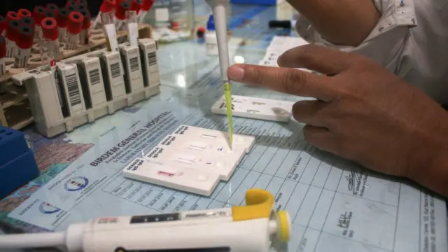 ঢাকার একটি হাসপাতালের ল্যাবরেটরিতে রক্ত পরীক্ষার দৃশ্য