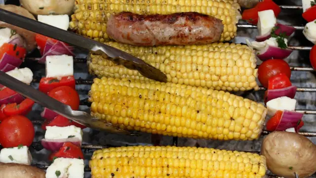 Churrasco com milho, tomates, queijo, cebola e linguiça