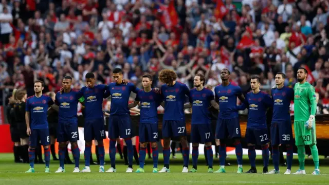 Jugadores del Manchester United Guardan un minuto de silencio por las víctimas.