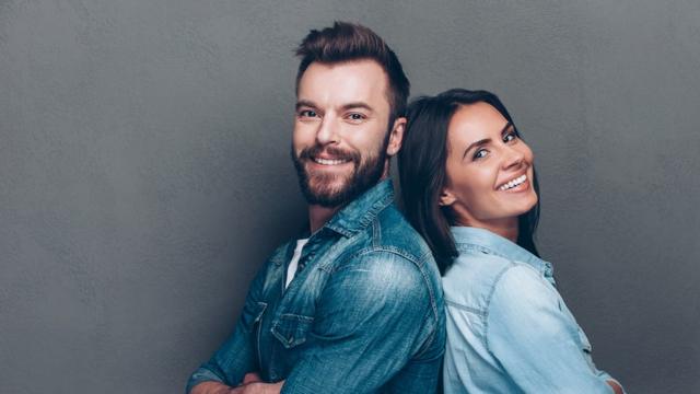 Homem e mulher sorriem