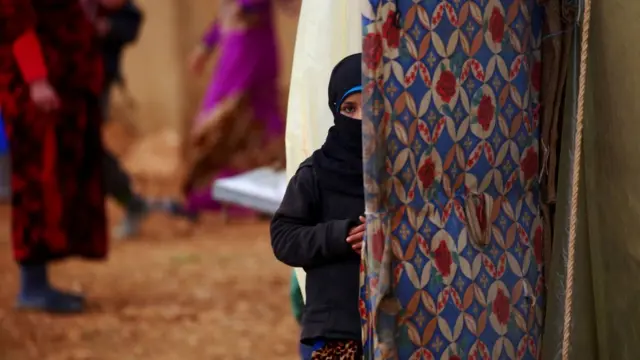 IŞİD'in Menbic'i ele geçirmesiyle 30 bine yakın sivil evlerini terk edip kamplara yerleşmeye zorlandı.