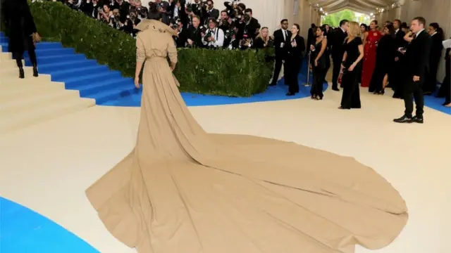 ガラ舞踏会に到着した女優プリヤンカ・チョプラさん。