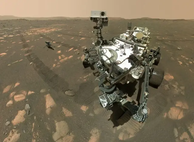 6 એપ્રિલના રોજ પર્સિવિયરન્સે વૉટસન (Wide Angle Topographic Sensor for Operations and eNgineering) કૅમેરાની મદદથી તેની અને હેલિકૉપ્ટર ઇન્જેન્યુનિટીની સેલ્ફી મોકલી હતી. આ તસવીર પૃથ્વી પર પરત મોકલેલી 62 તસવીરોને ભેગી કરીને બનાવવામાં આવી છે.