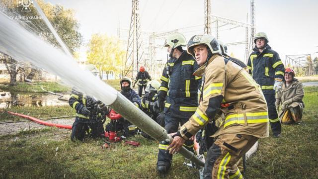 Пожарные пытаются потушить объект инфраструктуры в Киеве