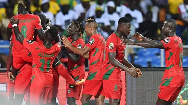 Les Lycaons Bissau Guinéens jubilant après l'égalisation de I. Marong Suarez dans le temps additionnel