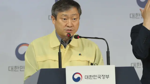 박백범 교육부 차관이 17일 오후 서울 종로구 정부서울청사에서 '신종 코로나바이러스 감염증(코로나19) 대응 중대본 정례 브리핑'을 하고 있다
