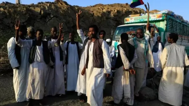 متظاهرون من قبائل البجا يغلقون أحد الشوارع في بورتسودان احتجاجاً على البروتوكول الخاص بمسار شرقي السودان في اتفاق السلام الموقع في 2020