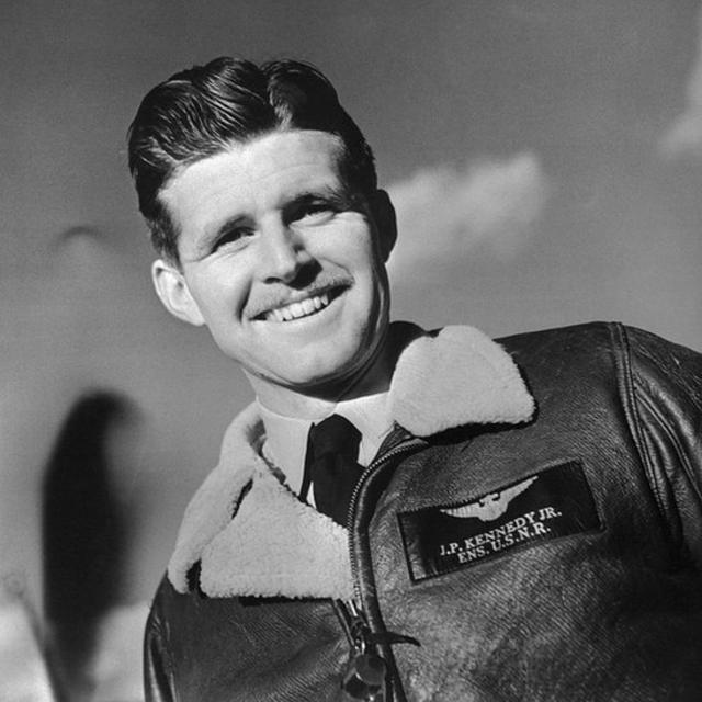Joe Kennedy Jr. murió como piloto en una misión secreta durante la II Guerra Mundial.
