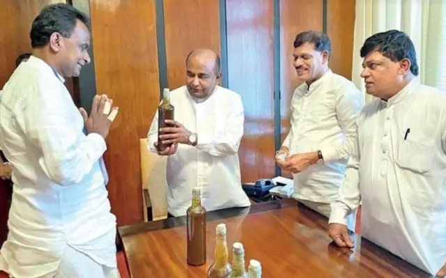 සෞඛ්‍ය අමාත්‍ය පවිත්‍රා වන්නිආරච්චි මෙන්ම කථානායක මහින්ද යාපා අබේවර්ධන ඇතුළු ආණ්ඩු පක්ෂයේ මැති ඇමතිවරුන් පිරිසක් ද එම පැණිය ලබා ගන්නා ආකාරය මාධ්‍ය ඔස්සේ ප්‍රචාරය විය