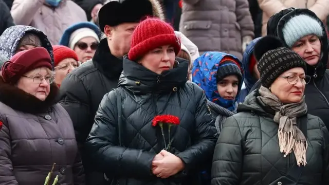 Оналар Макиивкада ҳалок бўлган аскарларни хотирлаш учун йиғилдилар.