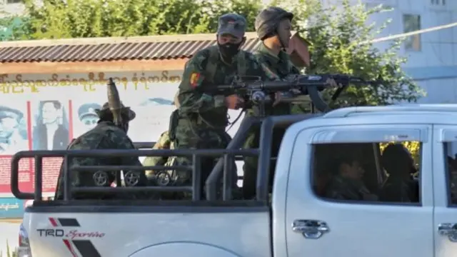 මුර සංචාරයේ නිරත මියන්මාර් හමුදා භටයන්