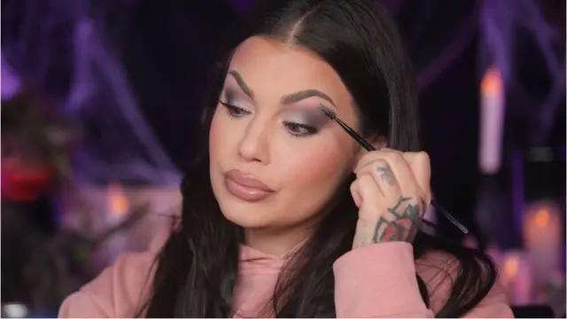 બૈલી કહે છે કે ક્રાઇમની કહાણી સંભળાવતા તેમણે મૅક-અપ લગાવવાનું ચાલુ કર્યું જેથી તેમને ગભરાટ ન થાય