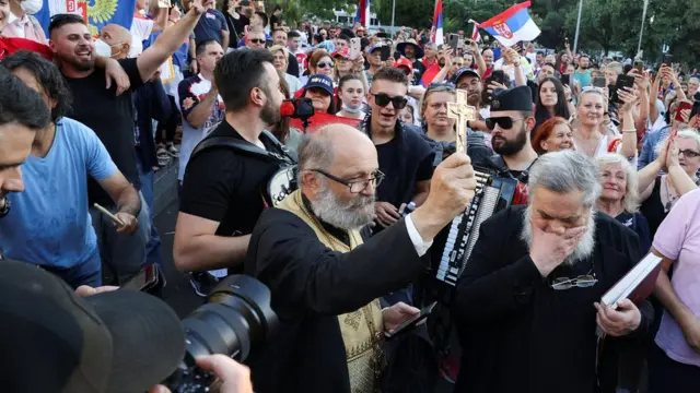 تجمع هوادران نواک جوکویچ مقابل هتلی که او در آن نگه داشته می‌شود