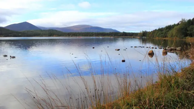До недавних пор на безмятежных берегах озера Лох-Морлих вполне можно было найти остатки "коктейля Молотова"