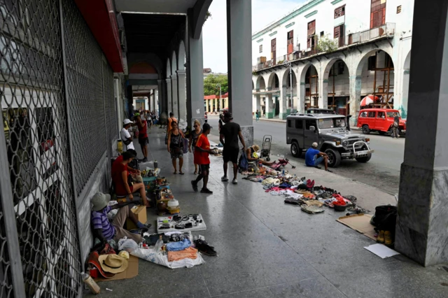 Unos vendedores ambulantes en La Habana