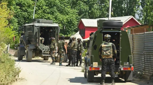 পুলওয়ামা জেলার একটি গ্রামে সেনা অভিযান। ফাইল ছবি