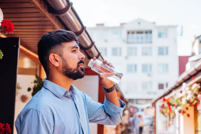 தண்ணீரை எப்படி குடிக்க வேண்டுமேன மருத்துவர்கள் விளக்கம்