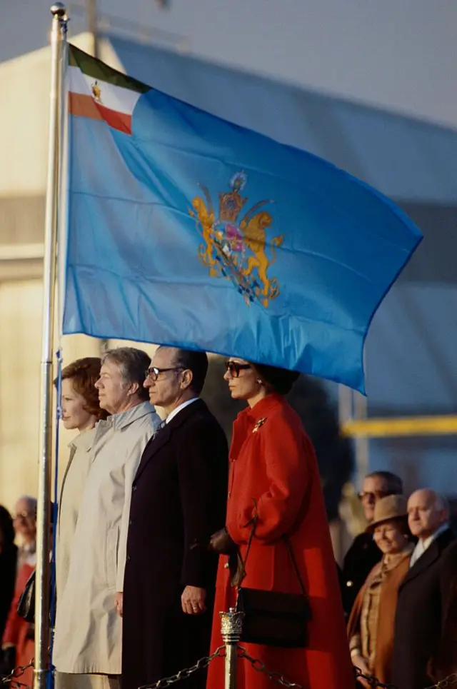 شهبانو فرح پهلوی؛ محمدرضا پهلوی، پادشاه ایران؛ جیمی کارتر، رئيس جمهوری آمریکا؛ روزالیند کارتر، بانوی اول
