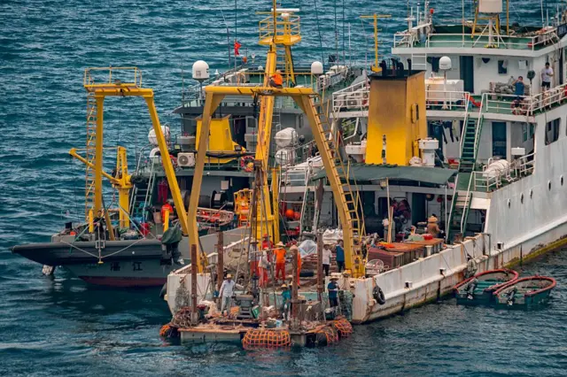 Các tàu mà Lực lượng Tuần duyên Philippines xác định là tàu nghiên cứu của Trung Quốc được nhìn thấy từ trên máy bay của Cục Nghề cá và Nguồn lợi Thủy sản Philippines (BFAR), trong chuyến bay qua bãi cạn Scarborough ngày 15/6/2026
