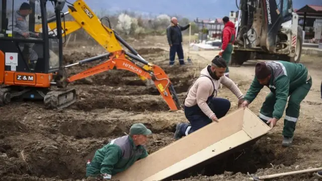 Працівники кладовища копали могили на околиці міста