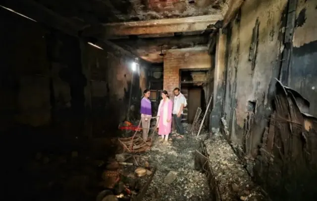 उस रात की तबाही के निशान जहां तहां बिखरे हुए हैं)