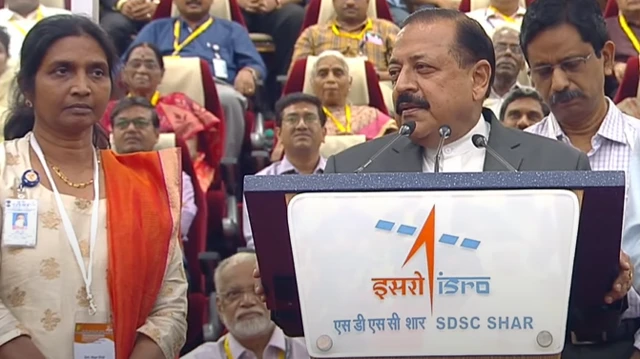 सौर मिशनच्या यशस्वी प्रक्षेपणानंतर केंद्रीय मंत्री डॉ. जितेंद्र सिंह यांच्यासोबत वरिष्ठ वैज्ञानिक निगार शाजी.