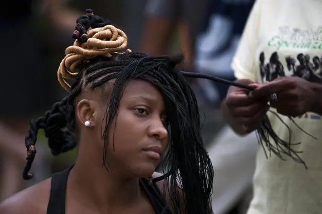 Nwaanyị na-akpa isi ya